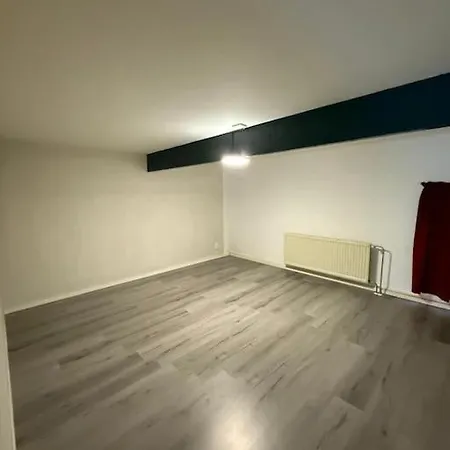 Expats House 2 *
