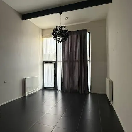 Expats House 2 *